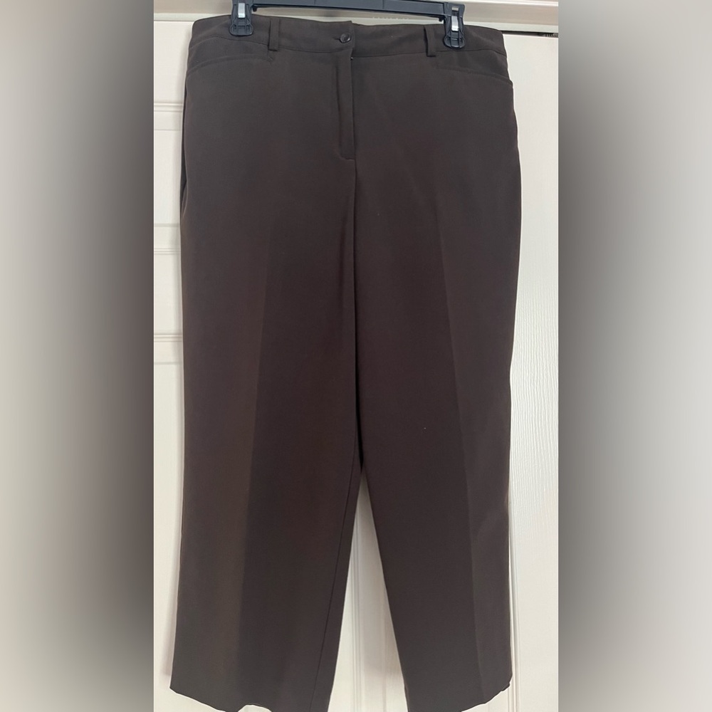 Briggs New York cropped pant. Chocolate Brown Size 12